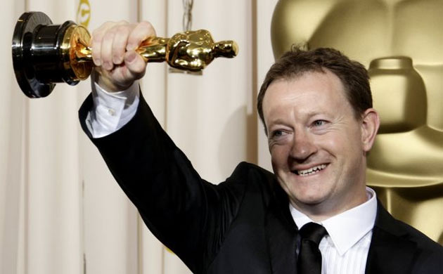 Simon Beaufoy - 1966 doğumlu İngiliz yazar; 2009 en iyi adaptasyon Oskar ödülünü aldı