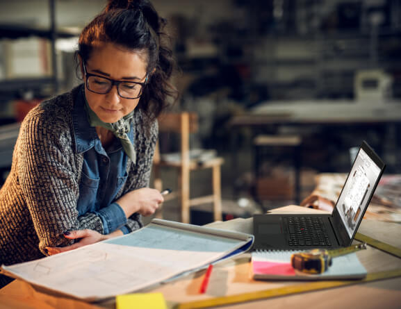 Masa üzerinde kullanılan Lenovo ThinkPad P1 Gen 3 mobil iş istasyonunun sağ taraf açısı.
