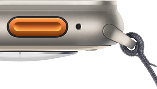 Turuncu renk Eylem düğmesi ve dayanıklı titanyum kasası gösterilen Apple Watch Ultra 2