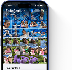 Laciverttaş renginde bir iPhone 16’da açık olan fotoğraflar uygulamasında aile fotoğrafları gösteriliyor