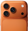 iPhone 17 Pro’nun arkadan görünümü, sol üst köşede Pro kamera sistemi, 3 adet lens, mikrofon, flaş, ortada Apple logosu