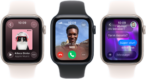 Ekranlarında Apple Music uygulaması, gelen bir arama ve iMessage yazışması gösterilen yan yana dizilmiş üç adet Apple Watch SE 3