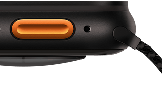 Apple Watch Ultra 3, siyah renk, titanyum kasa, arkada dışbükey sensör, sol dış görünüm, Eylem düğmesi, siren
