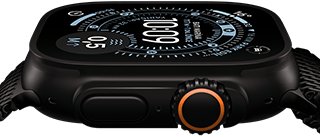 Apple Watch Ultra 3, yandan dış görünüm, siyah titanyum kasa, Yön Bulma özellikli kadranda pusula, yan düğme ve digital crown
