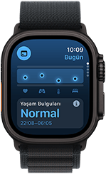 Apple Watch Ultra 3, titanyum natürel kasa, uyku skoru ekranı, halka grafikte gösterilen dağılım, ortada skor, kordon, mavi Trail Loop