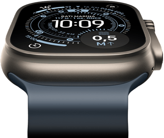 Öne eğik duran Apple Watch Ultra 3, natürel titanyum kasa, Yön Bulma özellikli kadranda pusula, demir mavisi Ocean Kordon
