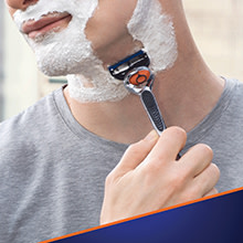 Mükemmel Gillette tıraşı için yüz kıvrımlarına uyum sağlar