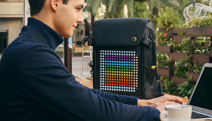 Divoom Pixoo Backpack M Siyah Ledli Sırt Çantası’nın ekranı programlanabilir LED ile donatılmıştır. Her bir piksel karesini istediğiniz gibi yönetebileceğiniz bu teknolojik ekranı tasarlarken, 16 milyonluk renk yelpazesi, etkileyici bir aydınlatma deneyimi sunar. Divoom Sırt Çantası, Divoom uygulaması ile uyumludur. Divoom uygulamasını kullanarak piksel resimler yapabilir çevrimiçi diğer piksel sanatçıları ile tanışabilir ve resimlerinizi paylaşabilirsiniz.