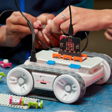 micro:bit adaptörü kullanan Sphero littleBits STEAM buluşu.