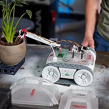 Mikro:bit toprak test sensörünü kullanan Sphero RVR+.