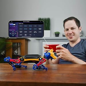 yetişkin erkek kullanıcı, programlanabilir Petoi Bittle X robot köpeği kontrol etmek için mobil uygulamayı kullanıyor