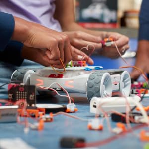 LittleBits devre kiti, micro:bit adaptörü ve blok kodlamalı dizüstü bilgisayarı olan Sphero RVR robotu.