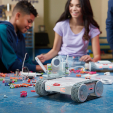 İki öğrenci, RVR STEM robotu ve littleBits devreleriyle oluşturdukları bir mancınık buluşunu test ediyor.