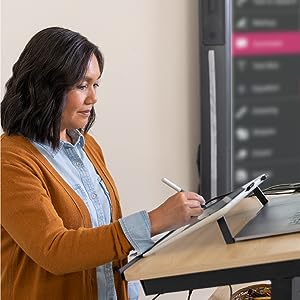 Wacom One üzerinde çalışan kadın