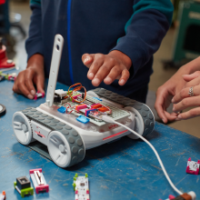 LittleBits elektrik devresi parçalarından oluşan forklift koluna sahip Sphero RVR STEM robotu.