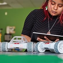 Makerspace'de robot kodlayan kız.