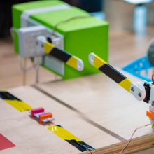 LittleBits ile yapılan ve Sphero RVR robotunu algıladığında açılan etkileşimli kapı.
