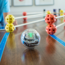 Sphero BOLT Robotu bir labirentte kodlanıyor.
