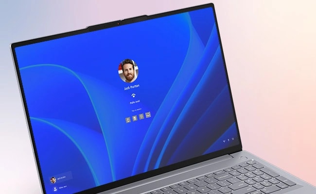 Lenovo ThinkBook 16 Gen 7 (16 inç AMD) dizüstü bilgisayarın kısa görüntüsü açık, ağ durumunu gösteren bir Wi-Fi simgesi ile parola, PIN, parmak izi veya yüz tanıma gibi çeşitli oturum açma seçeneklerine odaklanıyor.