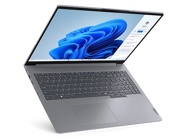 Lenovo ThinkBook 16 Gen 7 (16 inç Intel) dizüstü bilgisayarının ön, sol yan görünümü, kapağı açık ve arkasından hafifçe havada asılı, klavye odaklı ve ekranın sağ tarafında açılan bir Windows Copilot menüsü.
