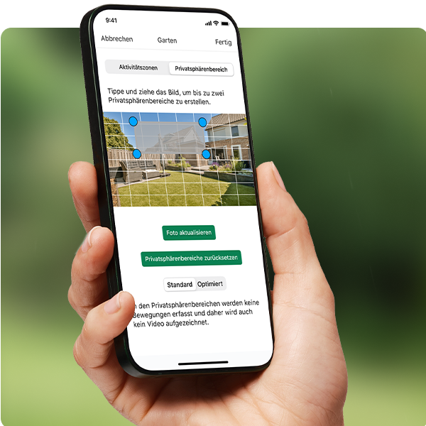 Bir kişi, Ayarlar menüsündeki gizlilik alanlarını ayarlamak için akıllı telefonundaki Blink uygulamasını kullanır.