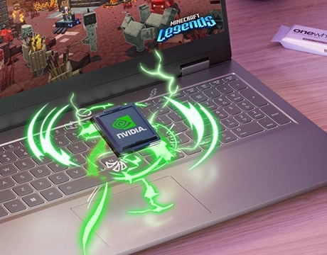 Masa üzerindeki Lenovo LOQ Essential 15IRX11 oyun dizüstü bilgisayarının klavye ve kısmi ekranının yakın çekimi - ekranda Minecraft Efsaneleri ve klavyeden yükseliyor gibi görünen bir NVIDIA GPU çipi.