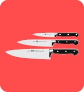 Kırmızı kare arka plan, üç beyaz mutfak bıçağı silüeti ile bir sıra halinde düzenlenmiştir.