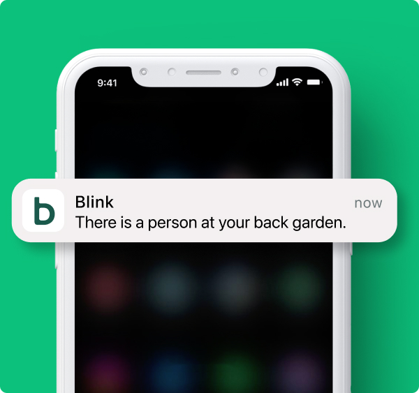 Blink uygulaması, arka bahçede bir kişinin tespit edildiğini belirten bir uyarıyı telefona gösteriyor.