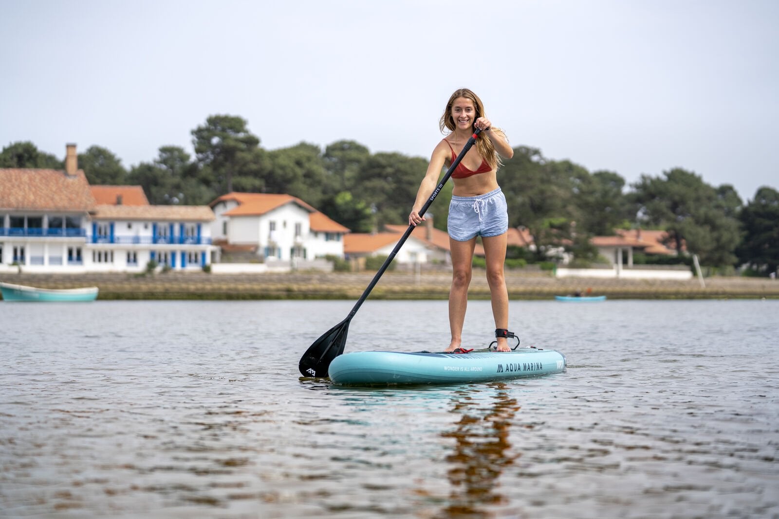Aqua Marina Vapor 10 4 şişme SUP board ayakta kullanım görseli