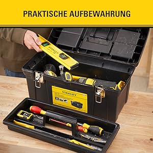 Alet kutusu bir masa üzerinde durur, bunun önünde alet taşıma bulunur.