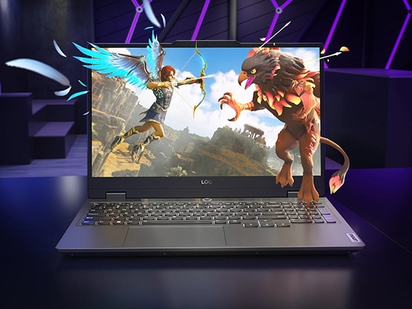 Lenovo LOQ 15IAX9 oyun dizüstü bilgisayarı – ön görünüm, kapak açık, ekranda oyun sahnesi ve dövüşen karakterlerin ekrandan fırlıyor gibi görünmesi