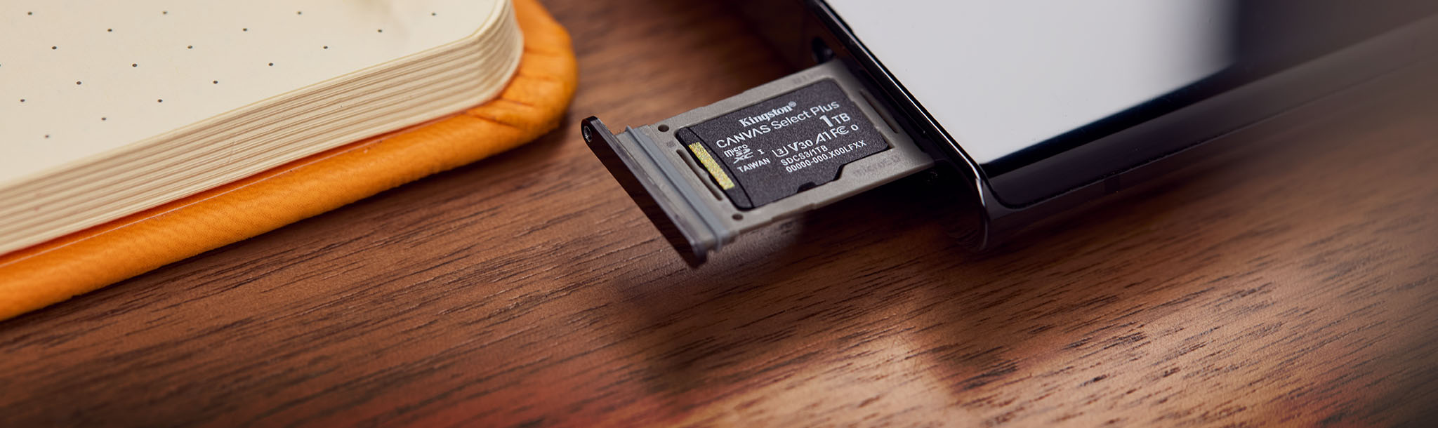 1TB Canvas Select Plus microSD, mobil cihazdan çıkmış bir tepside duruyor