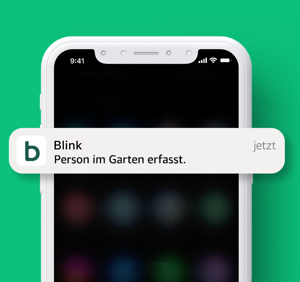 Bahçede bir kişinin kaydedildiğini gösteren bir Blink uygulaması bildirimi bir akıllı telefonda görüntülenir.