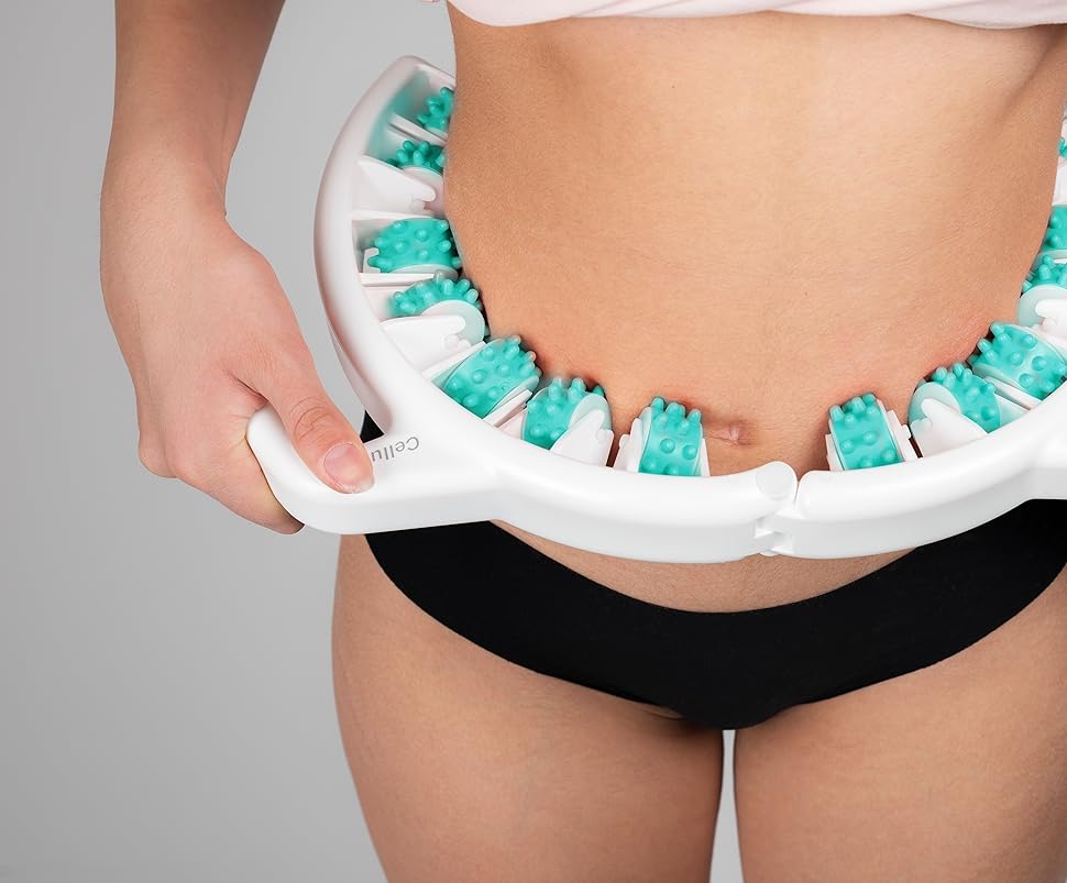 elinde diş fırçasıyla yuvarlak bir cihaz tutan bir kadın.