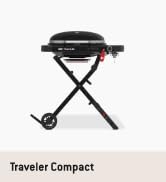 Metin "Traveler Compact" yazıyor. Tripod veya minimalist siyah stand beyaz arka plan üzerinde katlanmış konumda gösterilir.