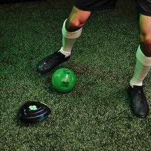 Bacakların çimen üzerinde renkli küresel cisimleri (siyah ve yeşil toplar dahil) tekmeleyerek bir oyun veya aktivite türünü gösterdiği bir dizi.