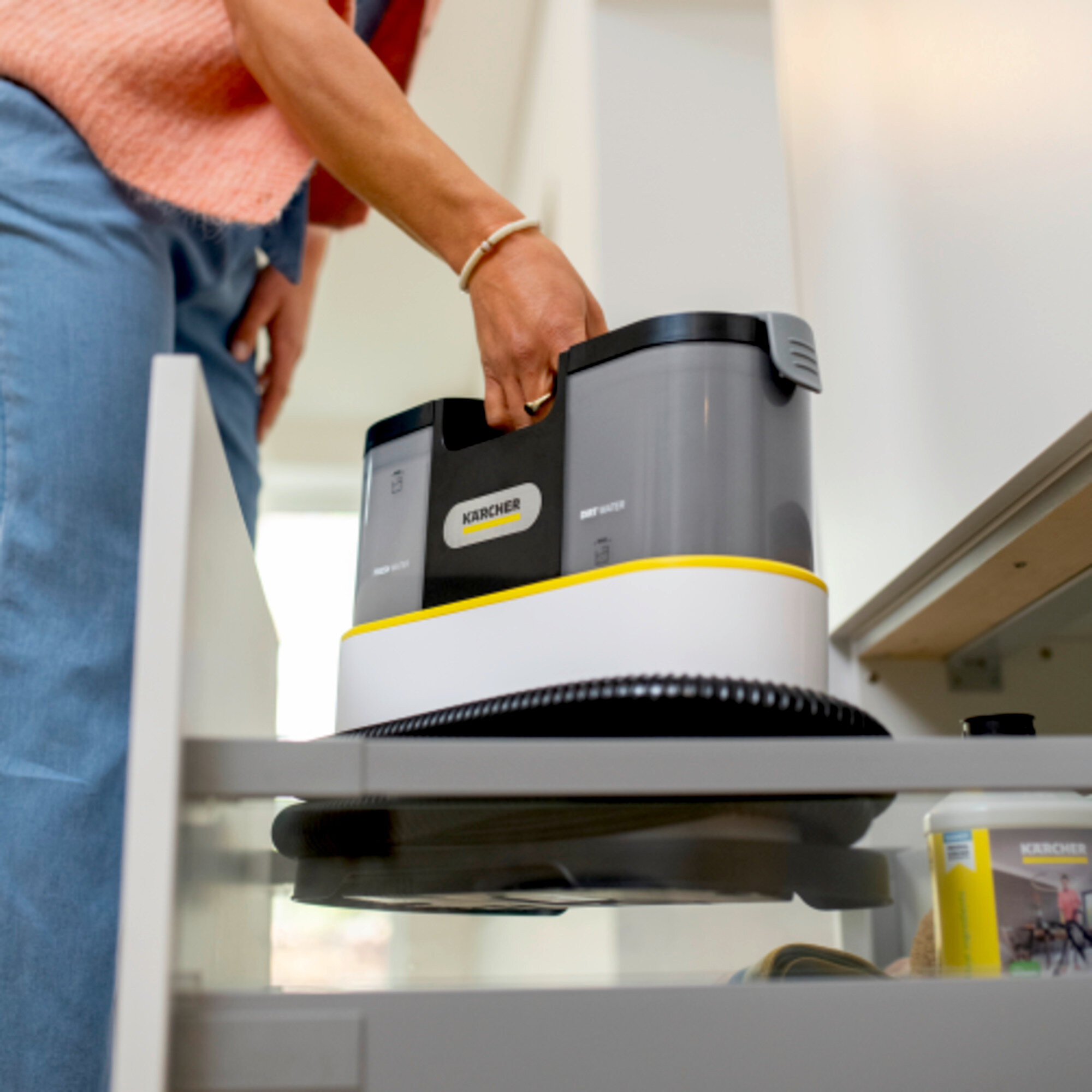 Halı Koltuk Temizleme Makinesi SE 2 Spot: Ultra kompakt, yerden tasarruf sağlayan cihaz