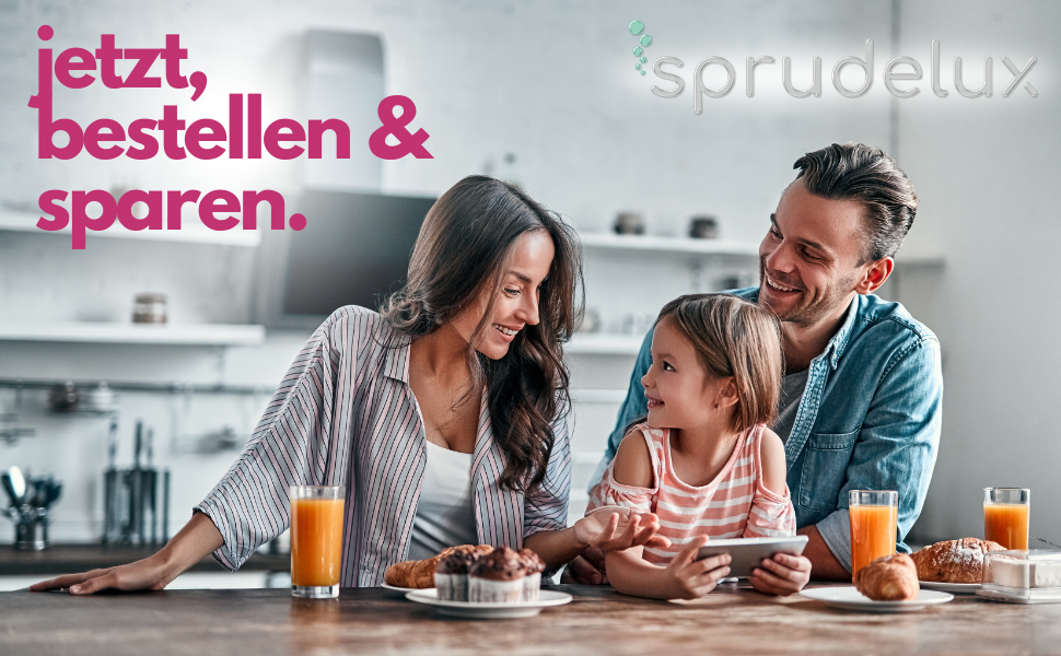 Küchenszene mit Familie am Tisch. Orangensaftgläser, Gebäck sichtbar. Texteinblendungen in Rosa und Weiß: 'jetzt bestellen & sparen' und 'sprudelux'