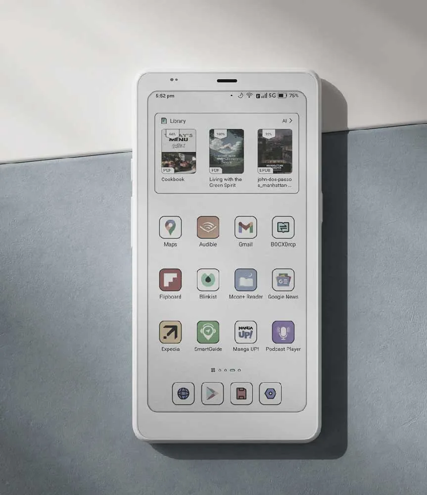 BOOX Palma 2 Pro’nun beyaz modeli masa üzerinde görülüyor; ekranda uygulama ızgarası, kütüphane kısayolları ve okuma araçları yer alıyor. Cihazın odaklı kullanım, sakin arayüz ve Google Play destekli uygulama seçenekleri vurgulanıyor.