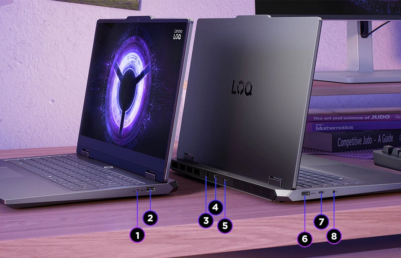 İki Lenovo LOQ Essential 15IRX11 oyun dizüstü bilgisayarı - sağ ön ve sol arka görünümler, bir masa üzerinde arka arkaya, bağlantı noktaları tanımlama için numaralandırılmış.