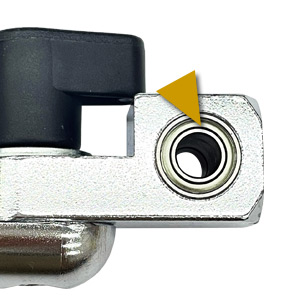 Siyah plastik bir parça ve sarı göstergeli bir rulman veya dairesel bağlantı elemanı içeren metal bir mekanik bileşenin yakın çekim detayı.