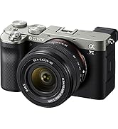 Aynasız Sony A7c kamera, gümüş ve siyah model, takılı objektif, kompakt gövde tasarımı ve elektronik vizör.