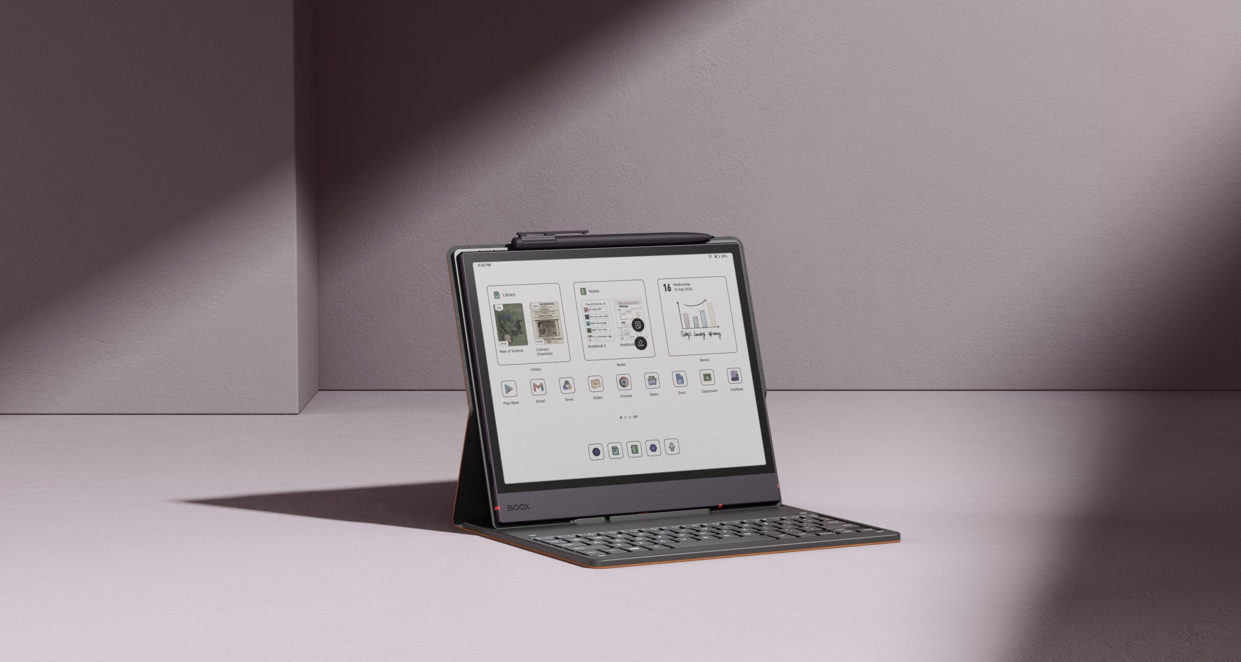Onyx Boox Note Air6 C renkli Kaleido 3 ekranıyla stand üzerinde