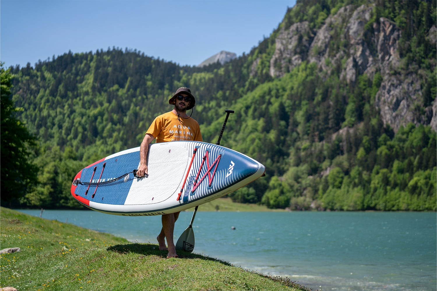 Aqua Marina Hyper 12'6 SUP taşıma kolaylığı ve orta taşıma tutamağı