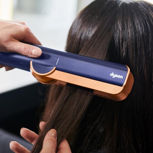 Saçı düzleştirmek için kullanılan Dyson Airstrait saç düzleştirici.