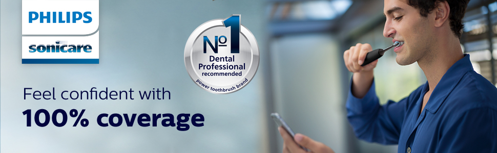 telefona bakarken dişlerini fırçalayan adam