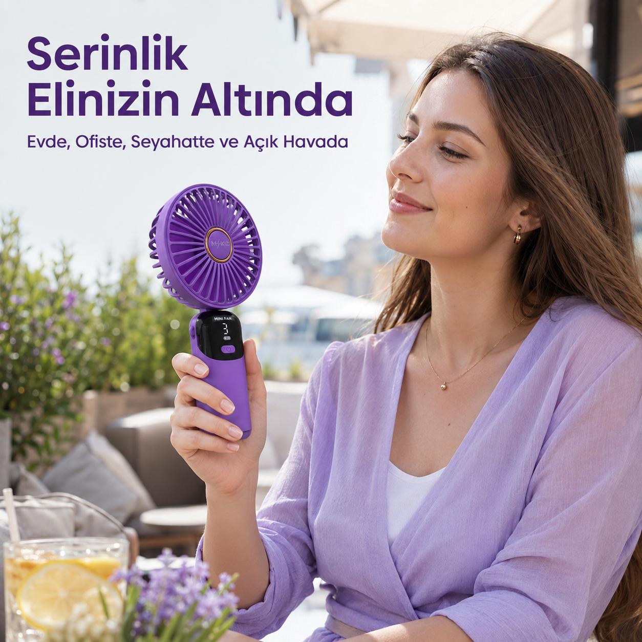 Kadının elinde MKİO taşınabilir şarjlı mini fan