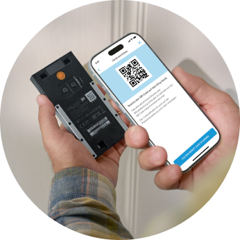 1) Bir kişi cep telefonuyla bir QR kodunu tarar.