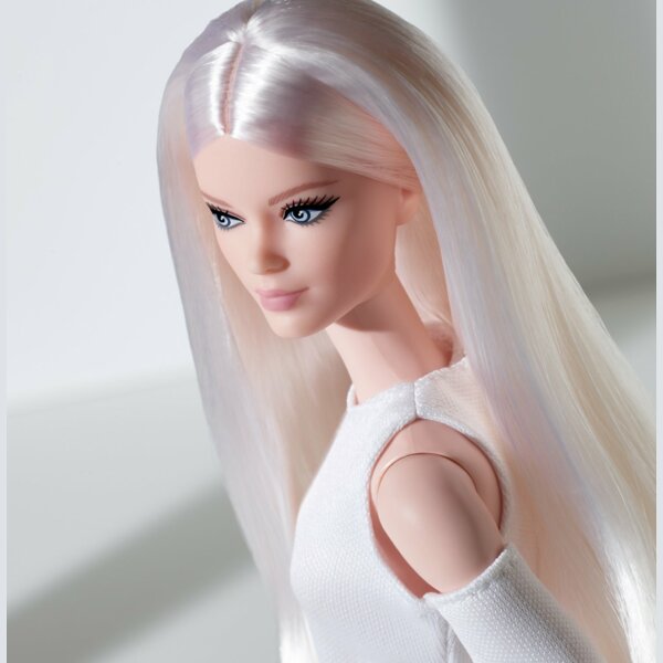 Barbie Uzun Görünüyor, Sarışın #6