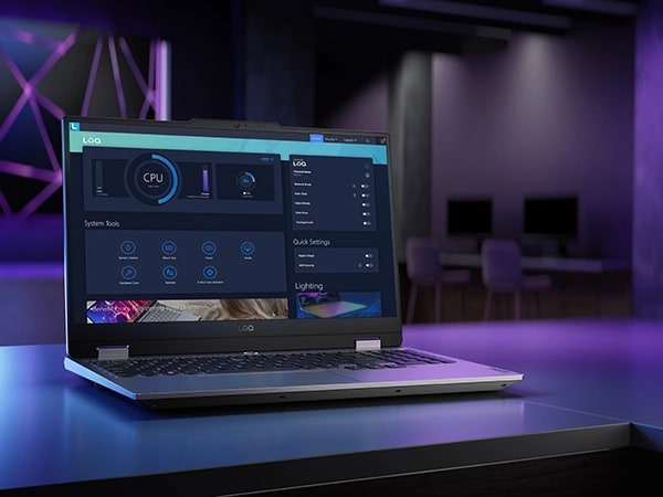 Ekranda Lenovo Vantage menüsü bulunan, masanın üzerinde Lenovo LOQ 15IAX9 oyun dizüstü bilgisayarı
